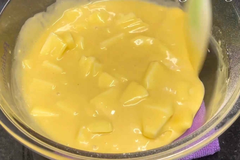 Cho táo đã cắt lát vào tô bột