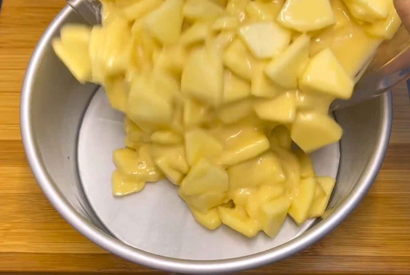 Đổ hỗn hợp bột và táo vào khuôn