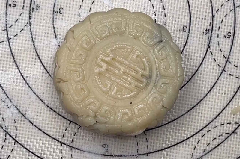 bánh trung thu mè đen hình 10