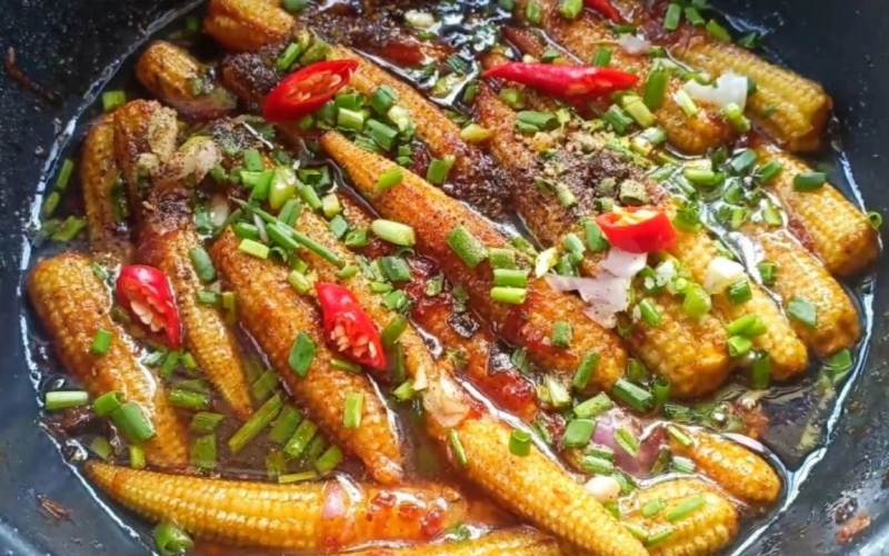 Bước 3: Kho bắp non với tiêu