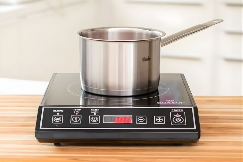 bếp từ gi&aacute; rẻ được nhiều gia đ&igrave;nh lựa chọn