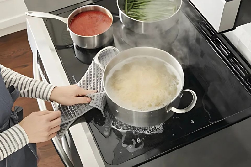 bếp từ tự ngắt khi nước tràn vào bảng điều khiển