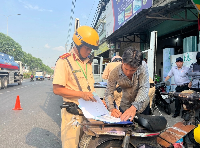 bị CSGT giữ bằng lái có làm lại bằng mới được không hình 1