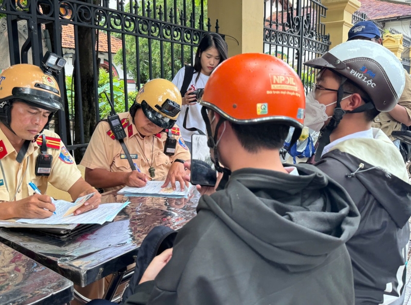 bị CSGT giữ bằng lái có làm lại bằng mới được không hình 4