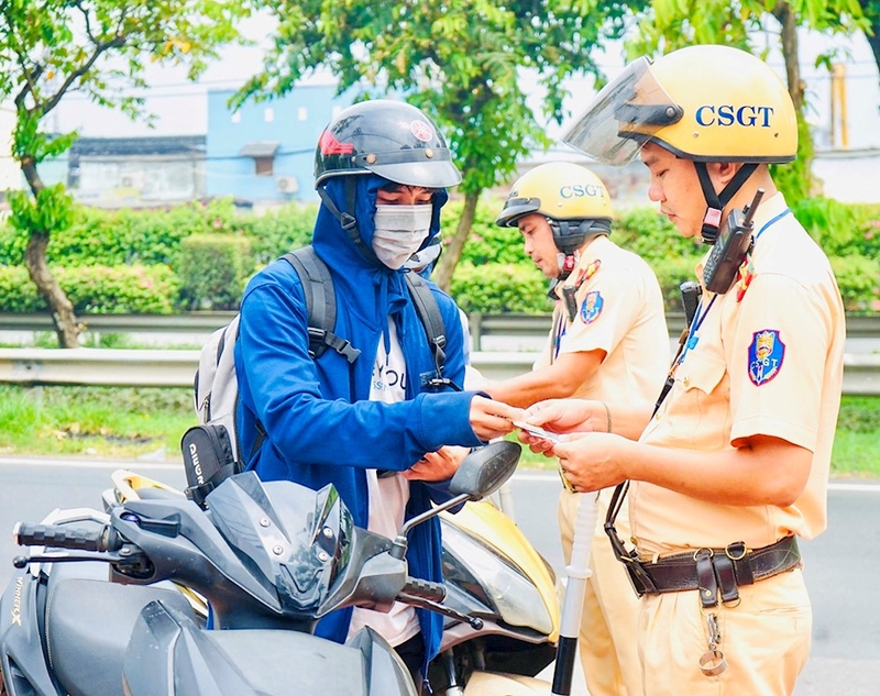 bị CSGT giữ bằng lái có làm lại bằng mới được không hình 7