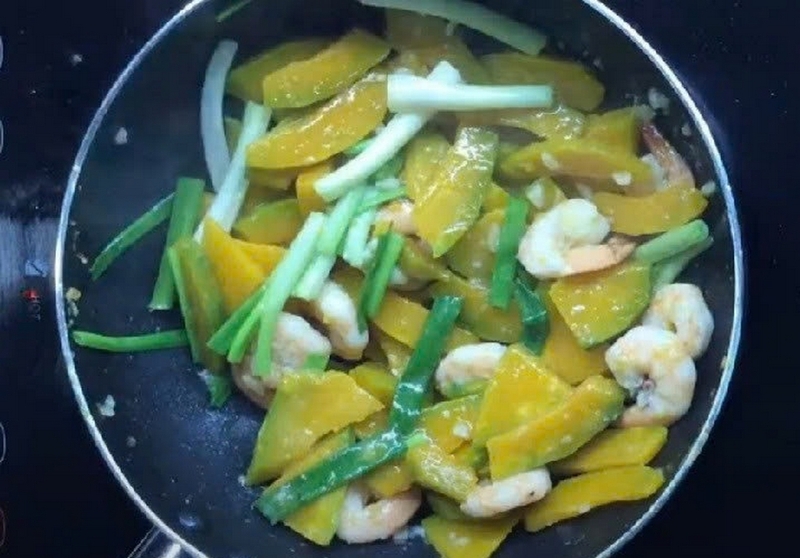 bí đỏ xào tôm ảnh 4