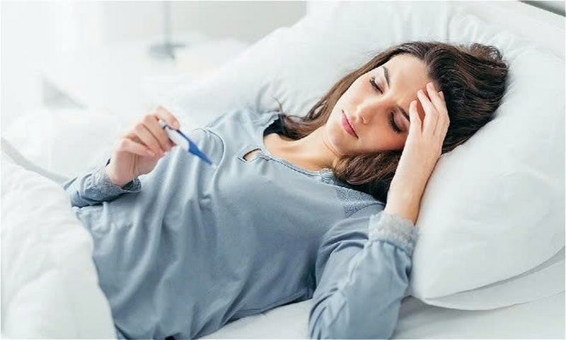 Bị sốt nên nằm quạt hay máy lạnh ảnh 1