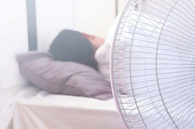 Bị sốt nên nằm quạt hay máy lạnh ảnh 2