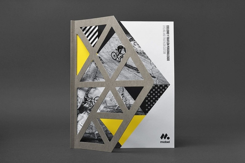 Bìa catalogue với cover trong suốt (mockup)