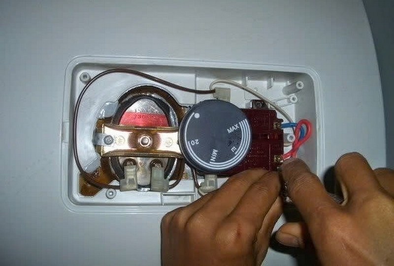 Bình nóng lạnh Ariston không nóng ảnh 5