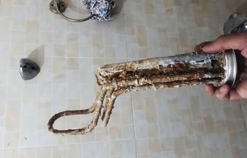 bình nóng lạnh bị thủng ảnh 1