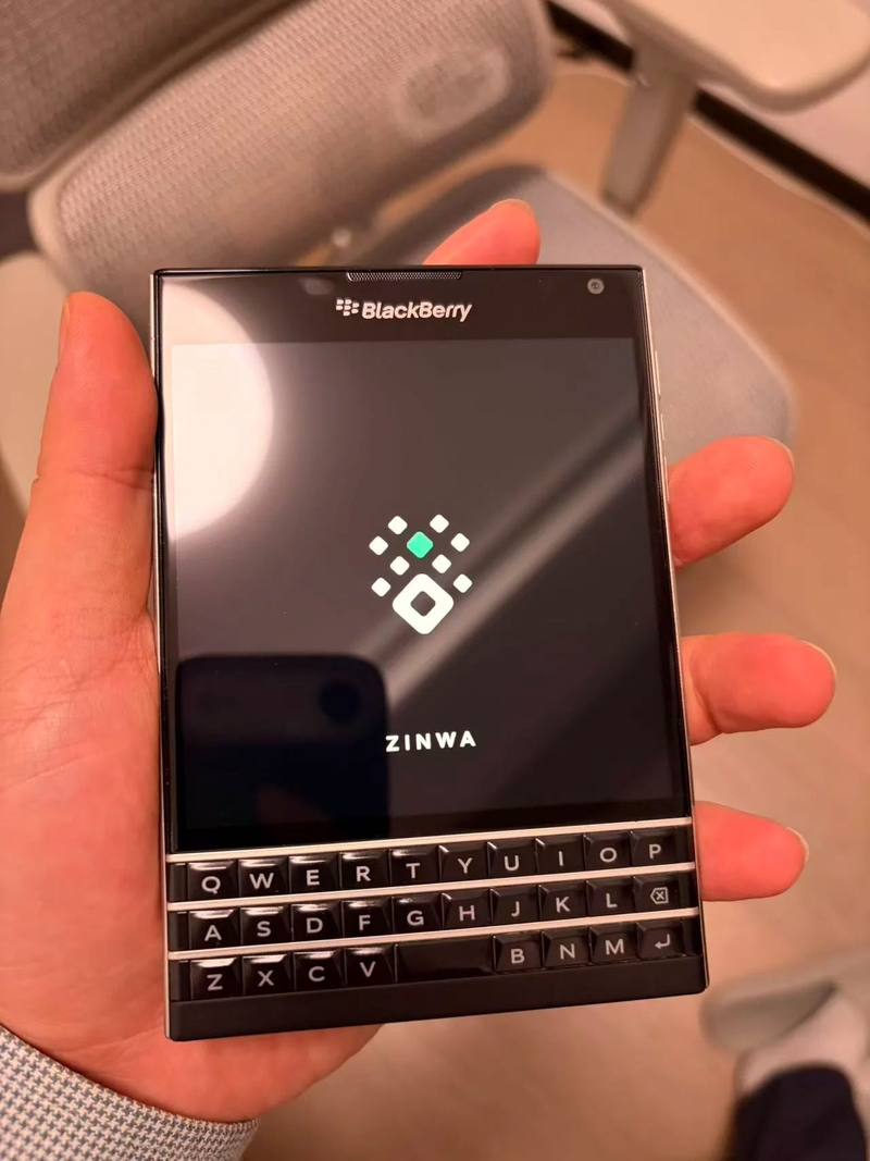 Zinwa P26 giữ lại kiểu dáng đặc trưng của BlackBerry Passport với màn hình vuông và bàn phím QWERTY.