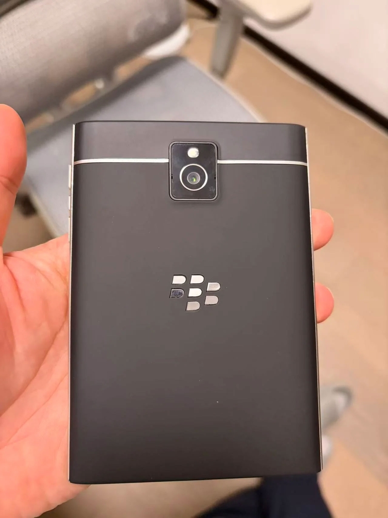 Phiên bản Zinwa P26 lắp ráp sẵn tiếp tục sử dụng khung máy BlackBerry Passport.