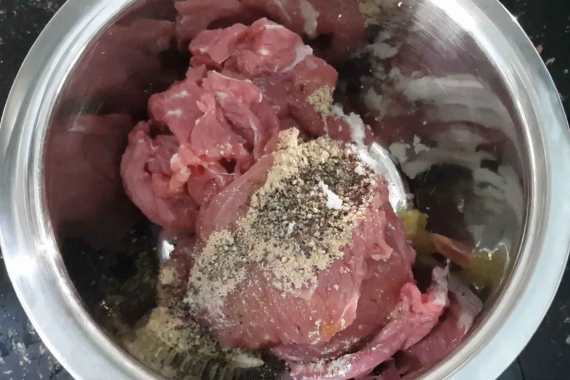 Hướng dẫn làm bò cuộn nấm kim châm áp chảo