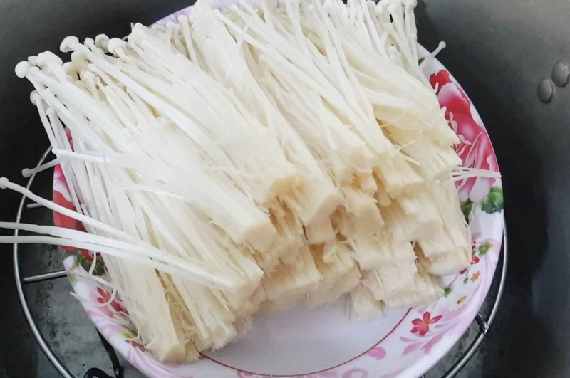 Sơ chế nấm kim châm