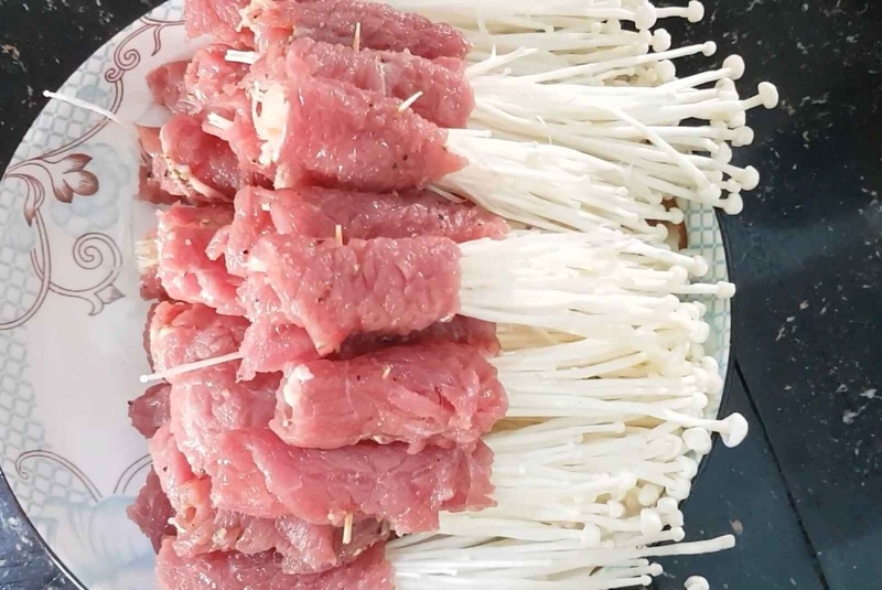 Cuộn thịt bò với nấm kim châm