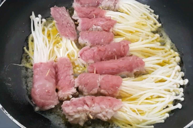 Làm thịt bò cuộn nấm kim châm áp chảo