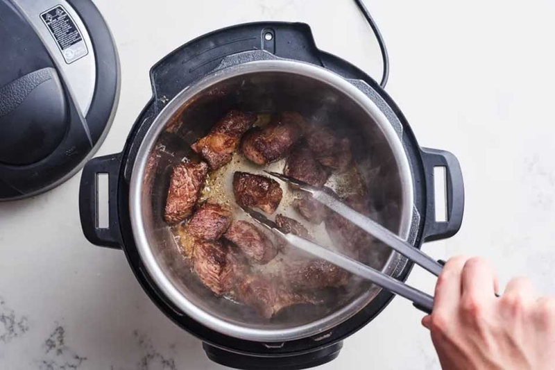 Thịt bò hầm khoai tây cà rốt bằng nồi áp suất - 09