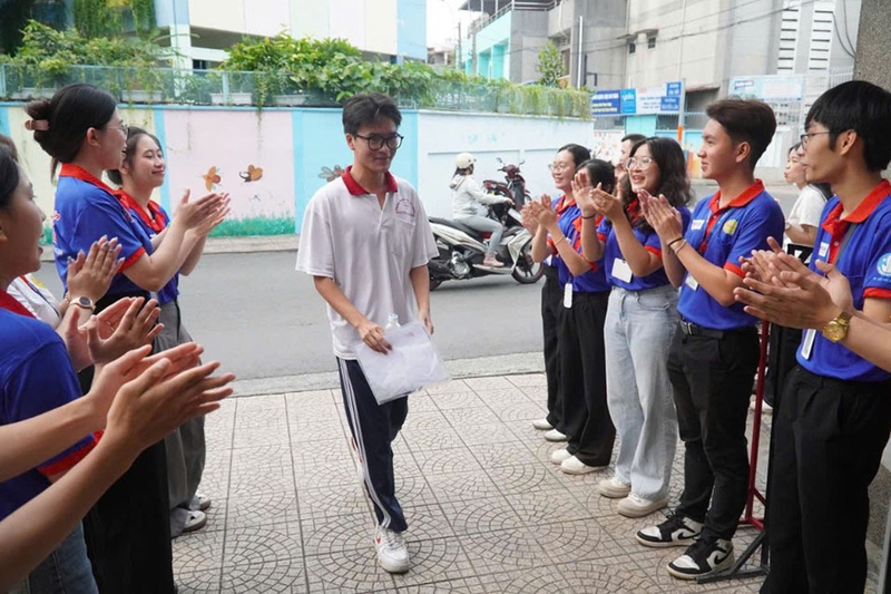 Bỏ học đại học năm nhất thi lại được không 12
