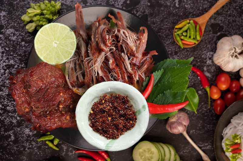 Cách làm bò một nắng muối kiến vàng - đặc sản trứ danh Gia Lai