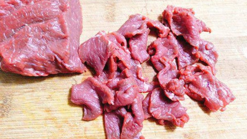 Bước 1: Sơ chế thịt bò
