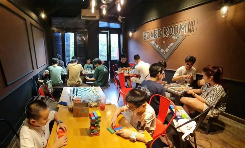 Tại các quán board game cafe, không gian thường được bố trí rộng rãi