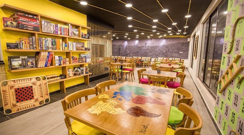 việc mở quán board game cafe thường đòi hỏi mức chi phí cao