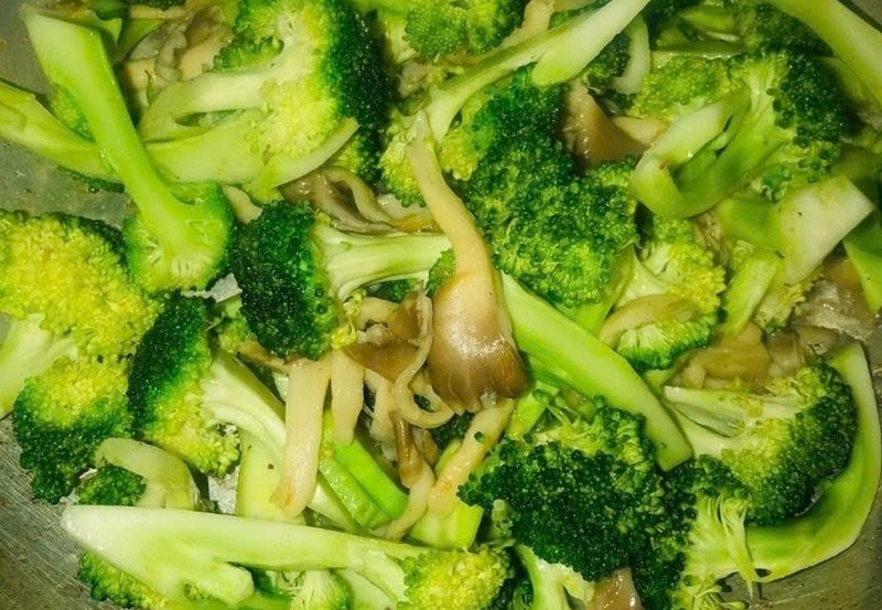 bông cải xào nấm ảnh 4