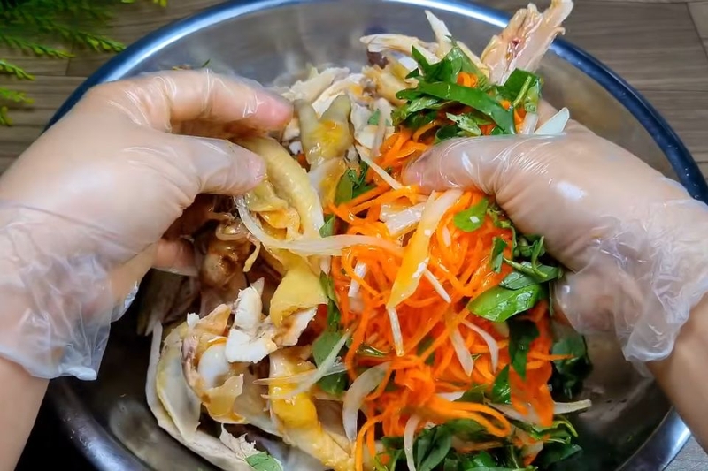 bóp gỏi gà hành tây cà rốt