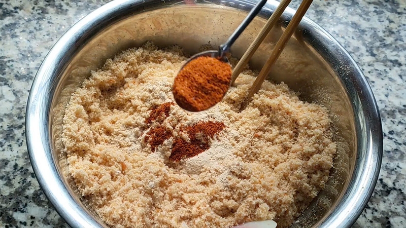 Thêm các gia vị cho bột rang muối