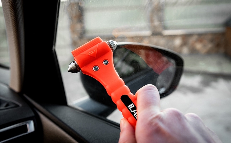 Phá kính xe bằng đầu nhọn của búa