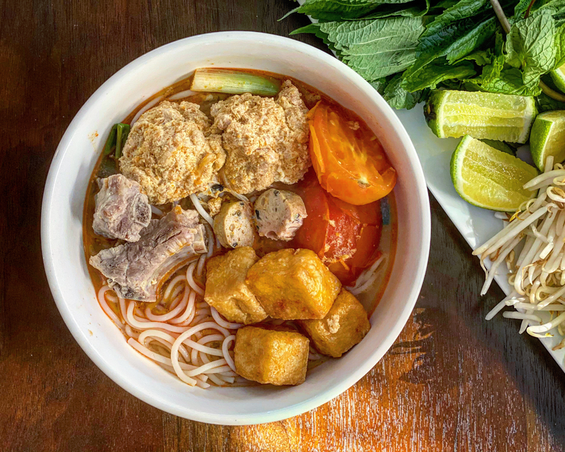 Chả và giò (60g): khoảng 120 calo