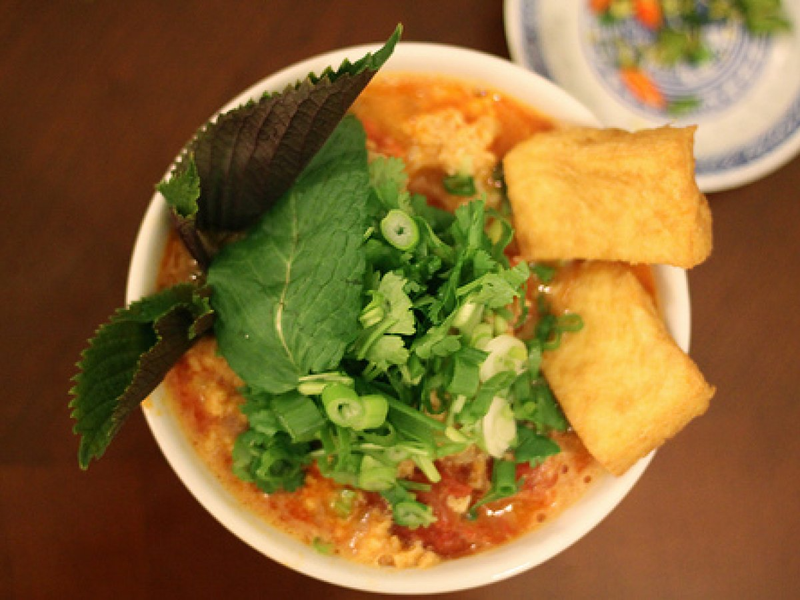 Rau ăn kèm: khoảng 15 - 20 calo