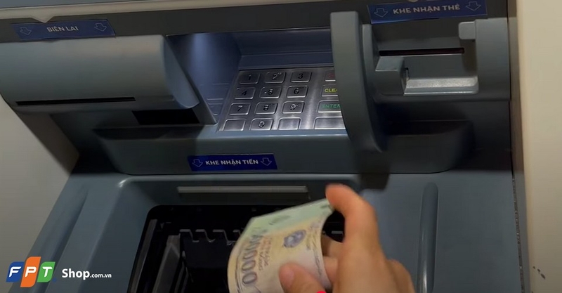 Bạn cần đưa tiền vào khay theo yêu cầu