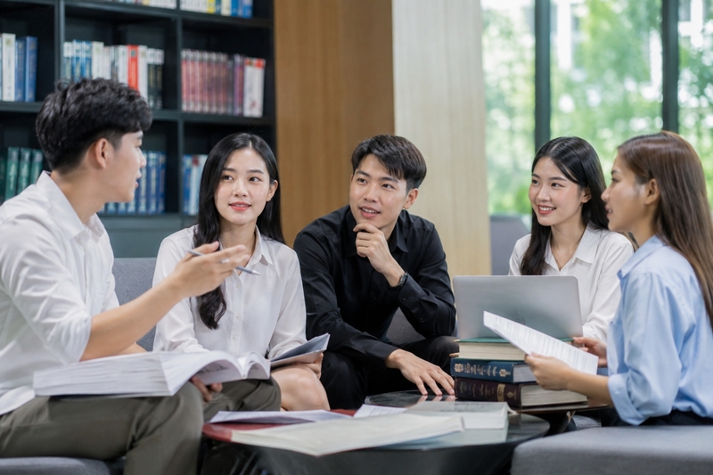 Nhóm ngành luật, hành chính và xã hội