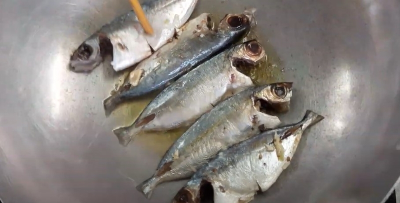 cá bạc má kho măng 4