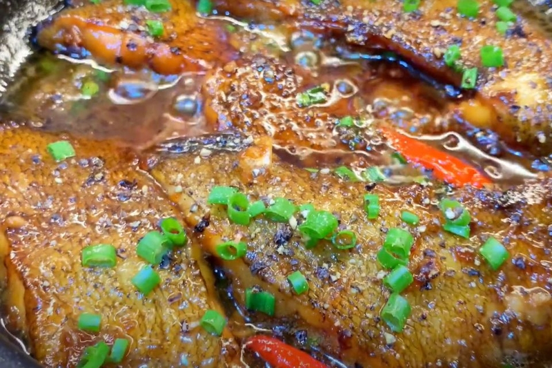 Thêm tiêu xanh, hành lá, ớt và thơm (nếu có)