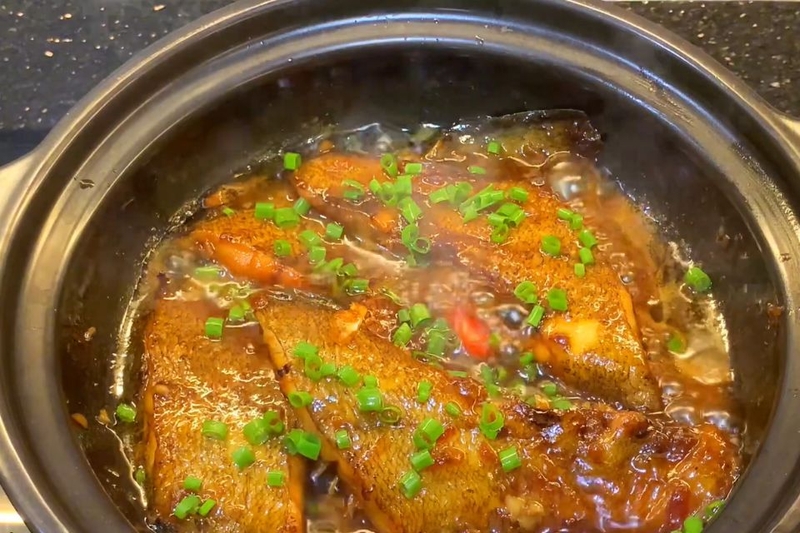 Để món cá bơn kho tiêu thêm đậm đà và đẹp mắt, bạn có thể rưới thêm một ít nước màu