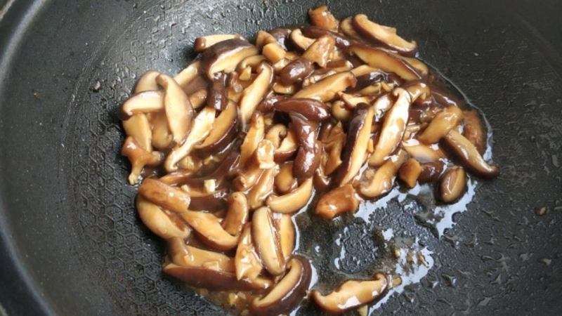 Bước 2: Xào nấm