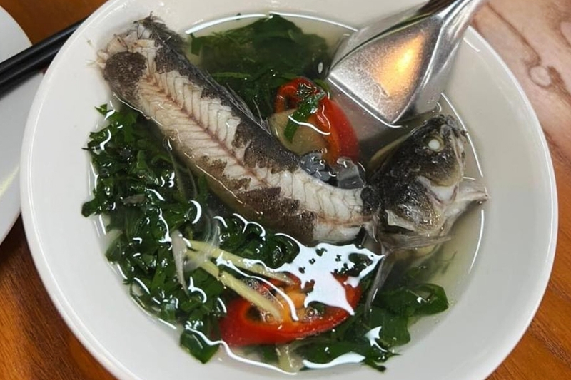 Canh cá bớp nấu lá lốt ngọt mát, thơm lừng hương vị lá lốt đặc trưng đầy hấp dẫn.