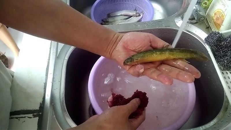 Bước 1: Sơ chế cá chạch