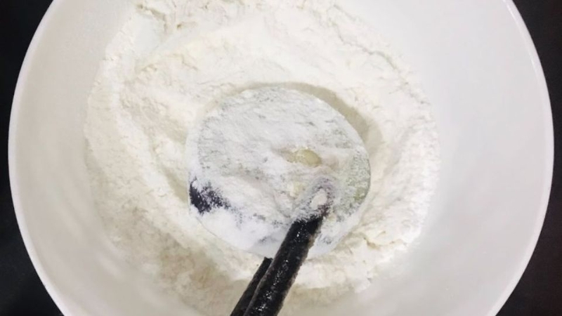 Bước 2: Chuẩn bị bột chiên
