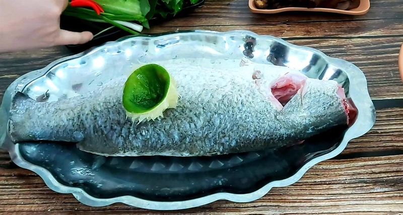 cá chẽm chiên giòn sốt mật ong 2