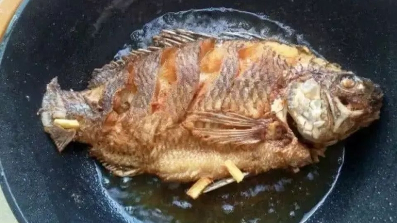 Bước 4: Chiên cá chép