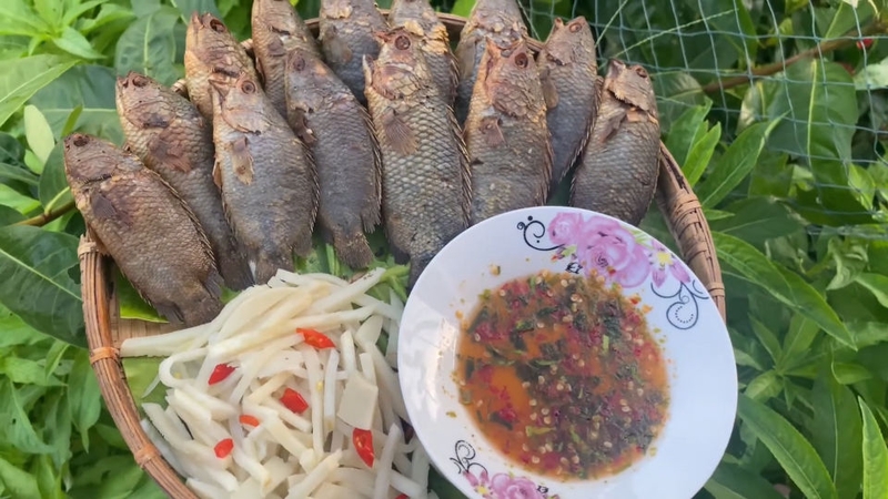 Cá rô đồng chiên xù là món ăn dân dã, có thịt dai và ngọt, lớp da giòn đậm đà gia vị