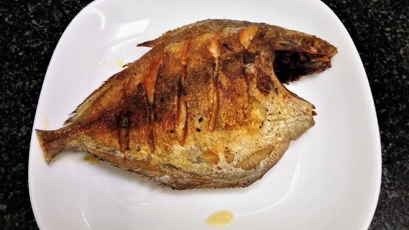 Bước 3: Chiên cá