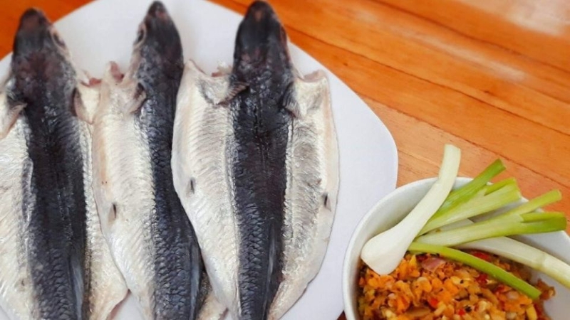 Bước 1: Sơ chế cá chuồn