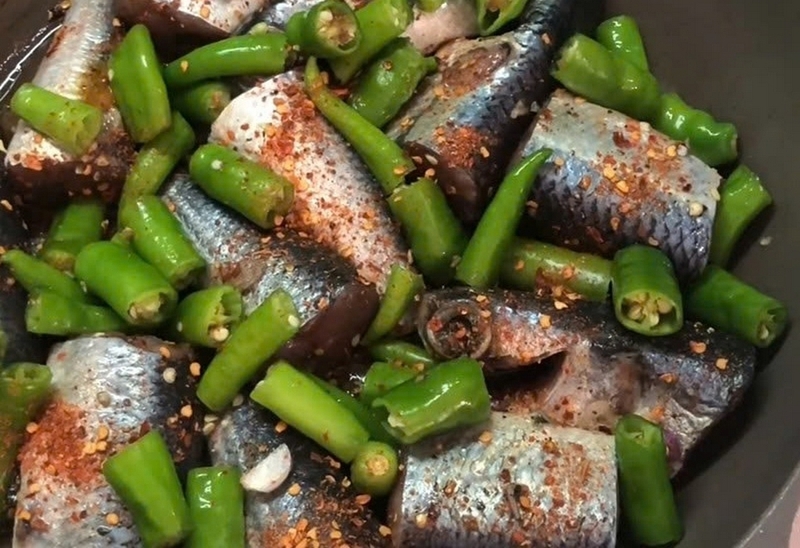 Cá chuồn kho ớt xanh ảnh 4