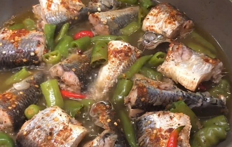 Cá chuồn kho ớt xanh ảnh 5