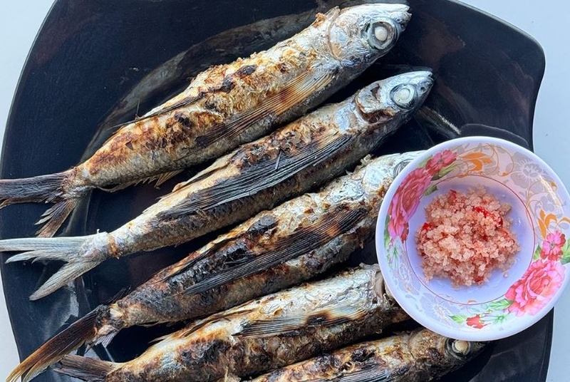 cá chuồn nướng tỏi ớt 4